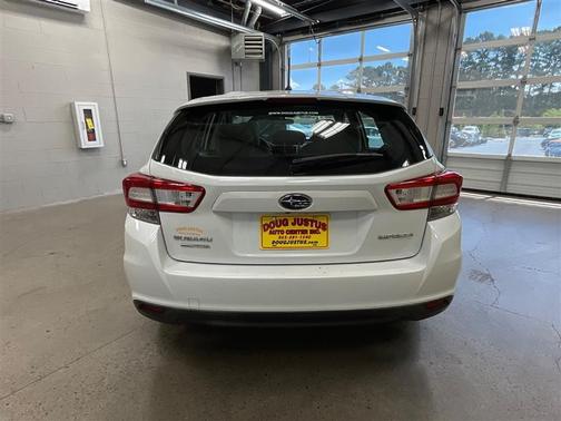 Crystal White Pearl 2018 Subaru Impreza 2.0i