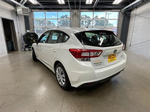 Crystal White Pearl 2018 Subaru Impreza 2.0i