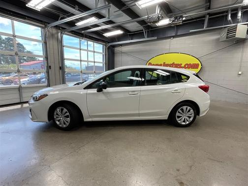 Crystal White Pearl 2018 Subaru Impreza 2.0i