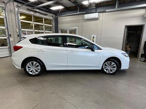 Crystal White Pearl 2018 Subaru Impreza 2.0i