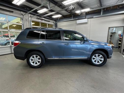 Blue 2013 Toyota Highlander SE