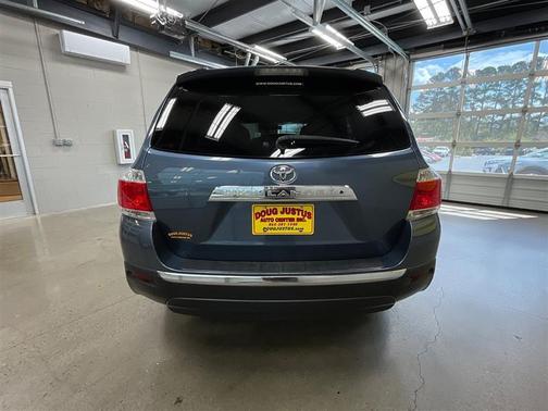 Blue 2013 Toyota Highlander SE