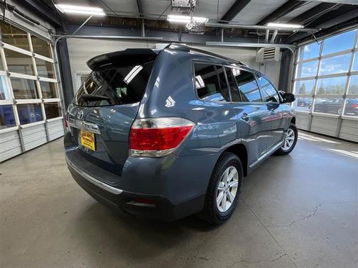 Blue 2013 Toyota Highlander SE