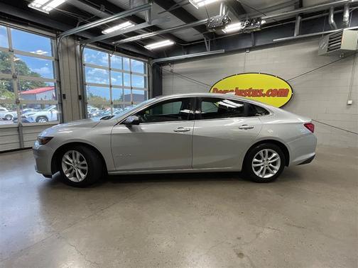 Silver Ice Metallic 2017 Chevrolet Malibu 1LT