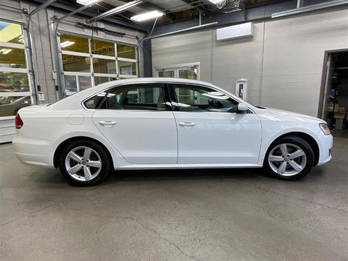 2013 Volkswagen Passat 2.0 TDI SE w/ Sunroof