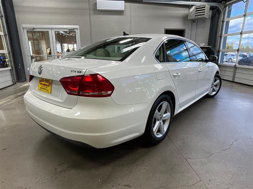 2013 Volkswagen Passat 2.0 TDI SE w/ Sunroof