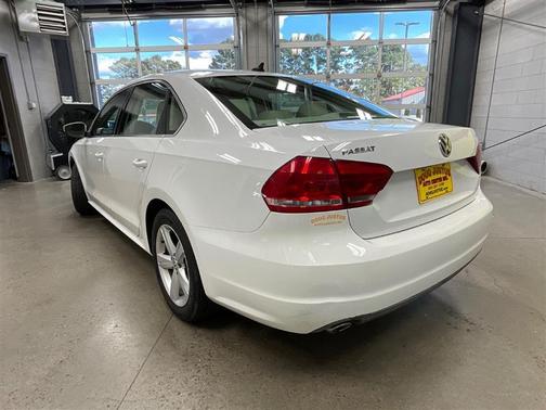 2013 Volkswagen Passat 2.0 TDI SE w/ Sunroof