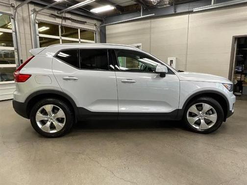 2021 Volvo XC40 MOMENTUM