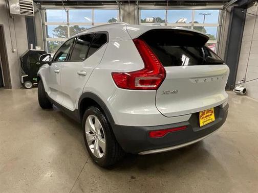 2021 Volvo XC40 MOMENTUM