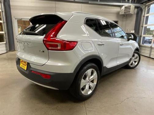 2021 Volvo XC40 MOMENTUM