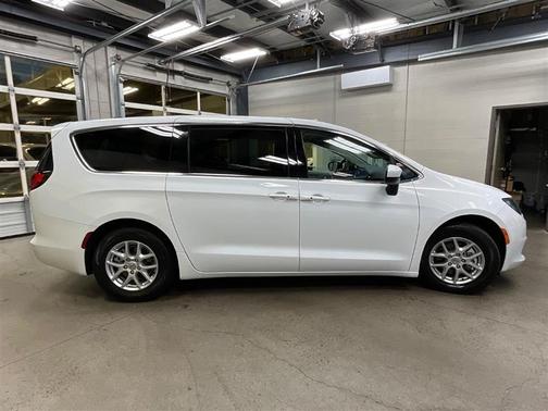 2022 Chrysler Voyager LX