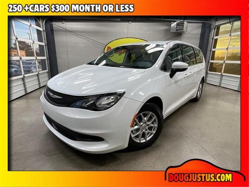 2022 Chrysler Voyager LX