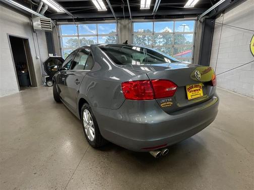Platinum Gray Metallic 2013 Volkswagen Jetta SE