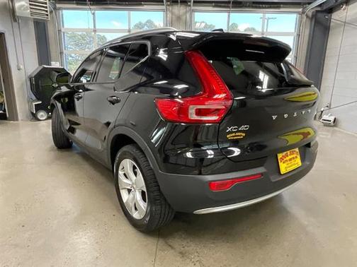 2021 Volvo XC40 T5 Momentum