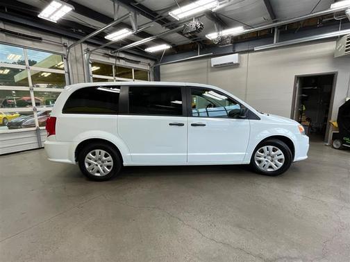 White Knuckle Clearcoat 2019 Dodge Grand Caravan SE