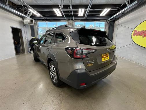 Brilliant Bronze Metallic 2023 Subaru Outback Premium