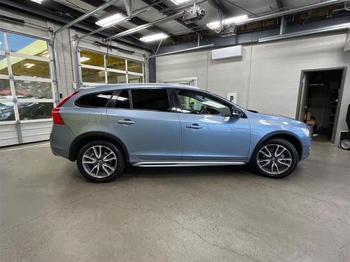 2017 Volvo V60 Cross Country T5