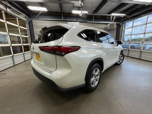 Blizzard Pearl 2021 Toyota Highlander LE