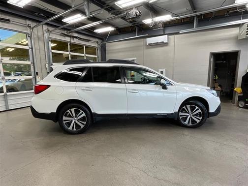 Crystal White Pearl 2018 Subaru Outback 2.5i Limited