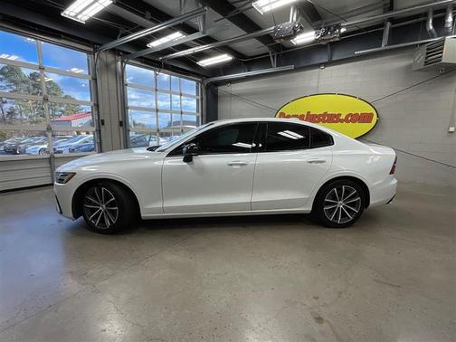 2022 Volvo S60 T5 Momentum