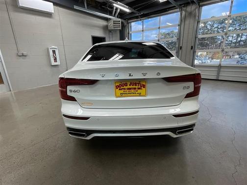 2022 Volvo S60 T5 Momentum