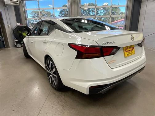 2021 Nissan Altima SR FWD