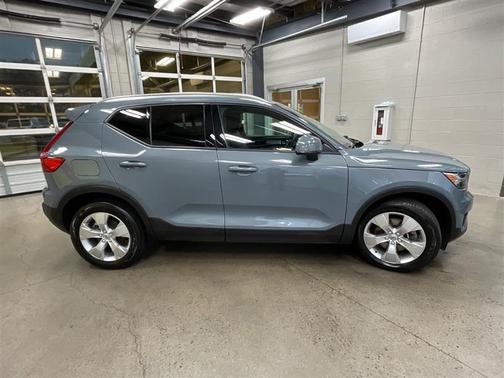 2021 Volvo XC40 T5 Momentum