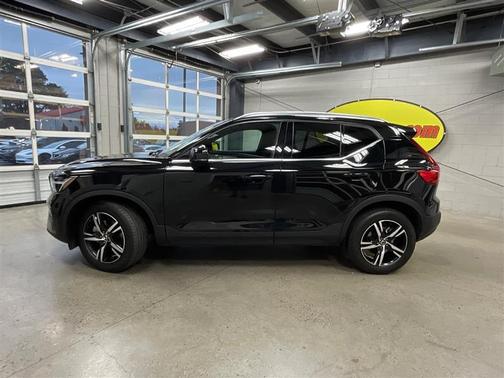 2024 Volvo XC40 B5 Core Dark Theme