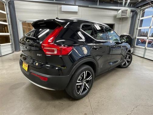 2024 Volvo XC40 B5 Core Dark Theme
