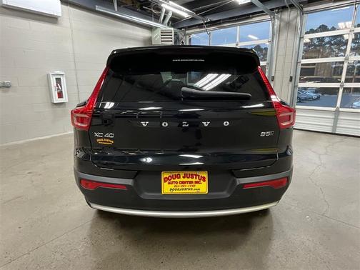 2024 Volvo XC40 B5 Core Dark Theme