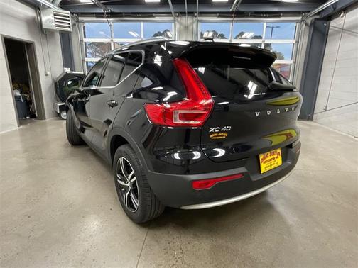 2024 Volvo XC40 B5 Core Dark Theme