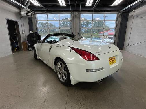 Pikes Peak White 2004 Nissan 350Z Touring