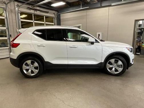 2022 Volvo XC40 MOMENTUM