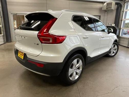 2022 Volvo XC40 MOMENTUM