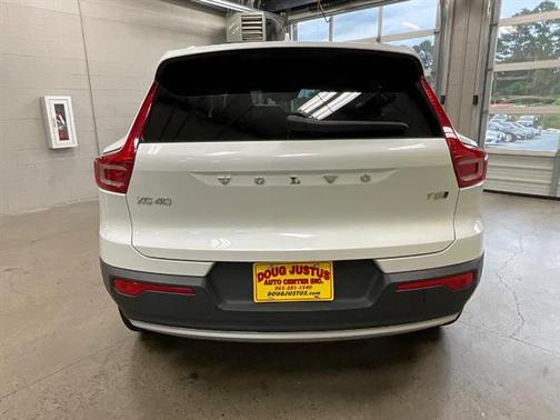 2022 Volvo XC40 MOMENTUM