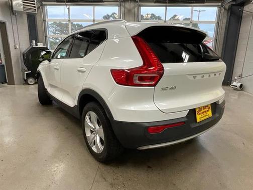 2022 Volvo XC40 MOMENTUM