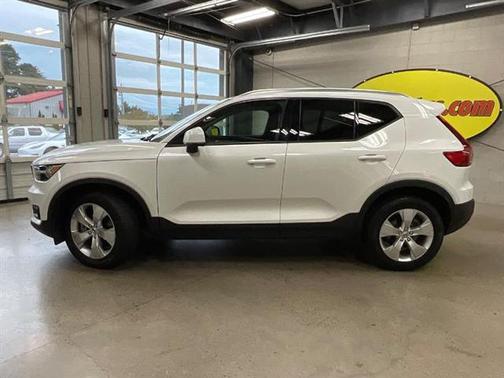 2022 Volvo XC40 MOMENTUM