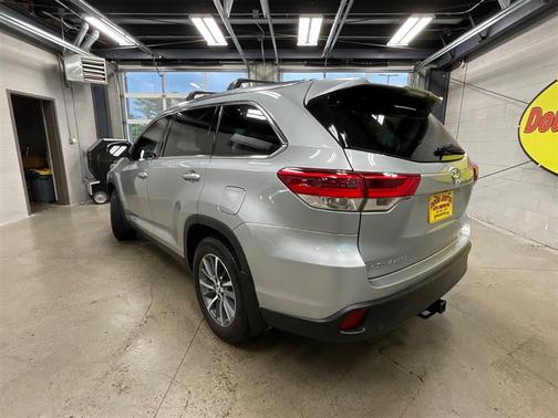 Celestial Silver Metallic 2019 Toyota Highlander XLE