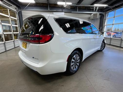 Bright White Clearcoat 2022 Chrysler Pacifica Hybrid Touring L