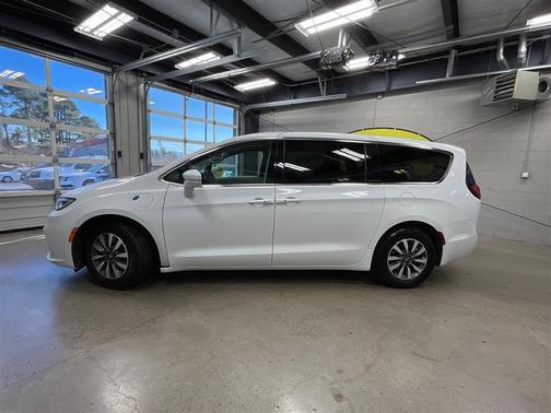Bright White Clearcoat 2022 Chrysler Pacifica Hybrid Touring L