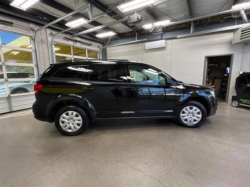 Pitch Black Clearcoat 2019 Dodge Journey SE