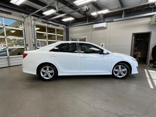White 2014 Toyota Camry SE