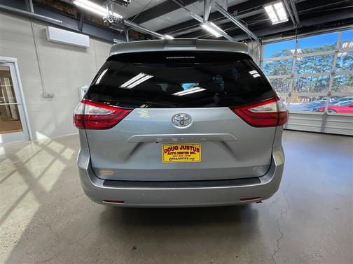 2018 Toyota Sienna XLE