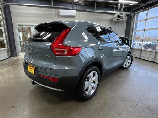 2021 Volvo XC40 T5 Momentum