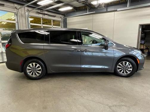 2022 Chrysler Pacifica Hybrid Touring L