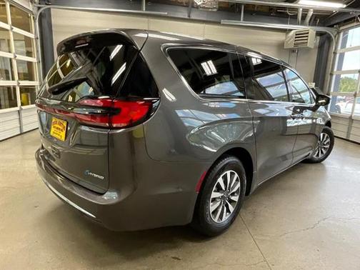 2022 Chrysler Pacifica Hybrid Touring L