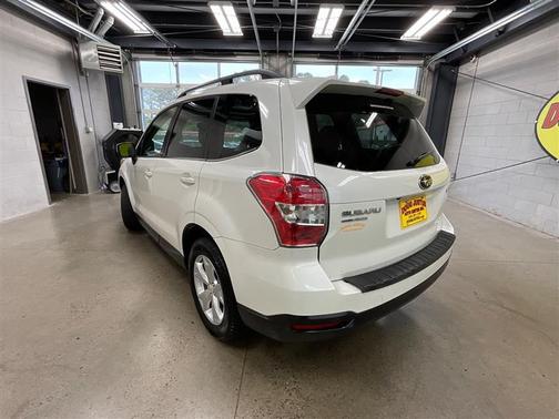 Crystal White Pearl 2016 Subaru Forester 2.5i Limited