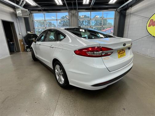 White 2018 Ford Fusion SE
