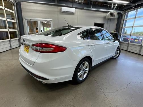White 2018 Ford Fusion SE