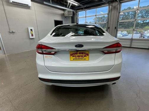 White 2018 Ford Fusion SE